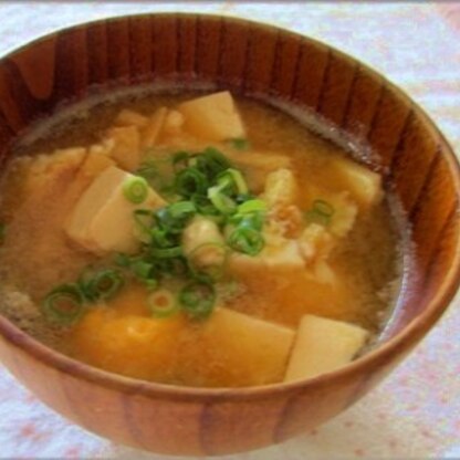 こちらは昨日の朝ごはんです（u u）　そろそろ温かいお味噌汁も美味しい季節ですよね。　お味噌のいい香りに身体の芯までほっこり和みます＾＾*